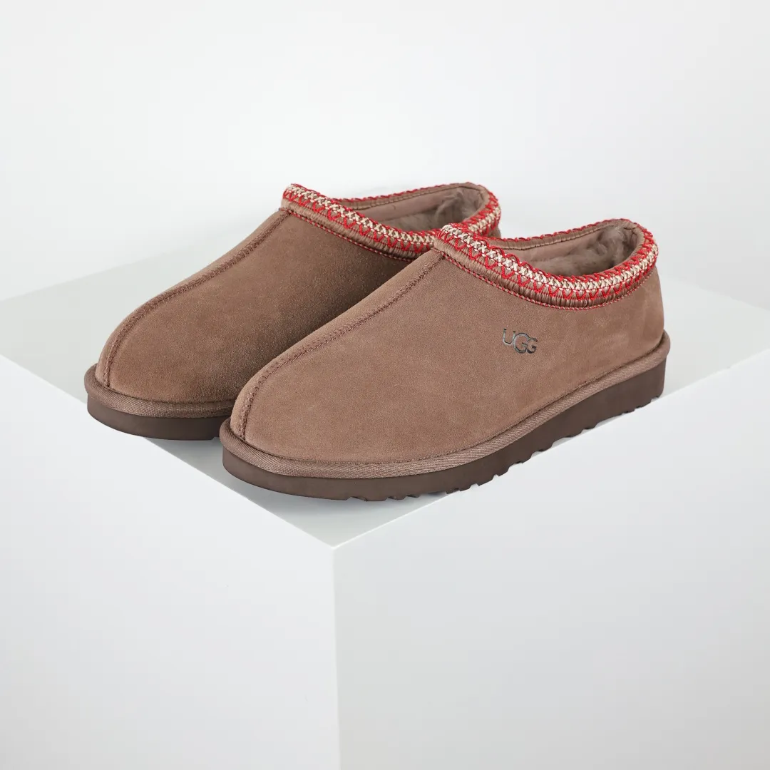 Copy price 💰540 Core recommendation Good price 5cm thick sole, independently developed original outsole, cashmere insole, keeping warm in winter, suitable for home use. In the new year, uug launched a style series, which is partially geared towards the preferences of young consumers. It has also moved to the forefront of fashion trends. Shoe body material, water-repellent coated suede upper, 17 mm UGGPURE™ implanted wool insole, lightweight non-slip and comfortable rubber outsole, with brand LOGO and trademark, with full package Size: 35 36 37 38 39 40 41 42 43 44 45